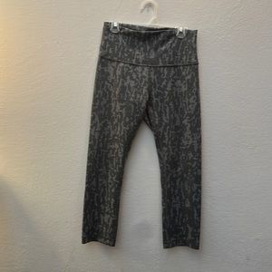 Lululemon size 6     Grey animal print wunder under great condition